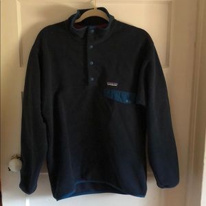 Men’s Patagonia half button fleece pullover.